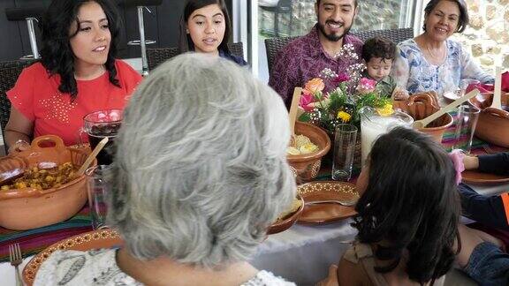 多代拉丁美洲家庭在夏天一起吃家庭午餐