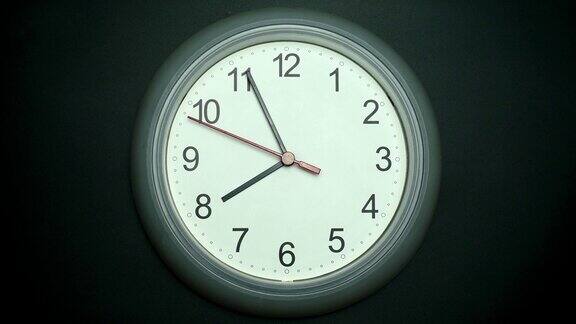 时钟隔离在黑色背景显示时间上午07.55或下午