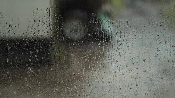雨滴落在玻璃上多雨的天气