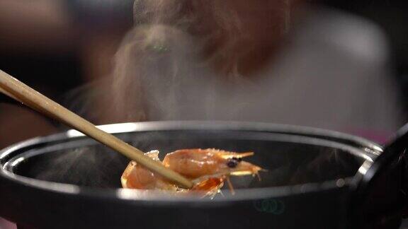 火锅和蒸煮食物猪肉虾和蔬菜汤