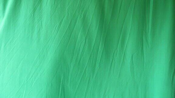 绿色的窗帘随风飘动
