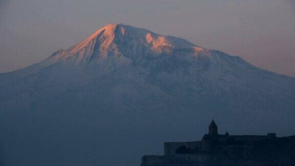 亚美尼亚的阿拉拉特山和KhorVirap修道院的日出