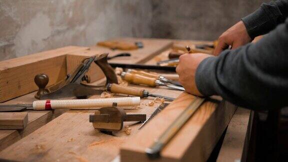 木匠用卷尺和铅笔在工件上做记号
