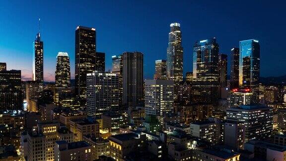 从白天到黑夜横扫无人机拍摄的洛杉矶市中心