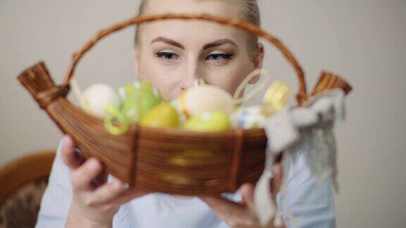 复活节快乐-女人拿着复活节篮子和复活节蛋