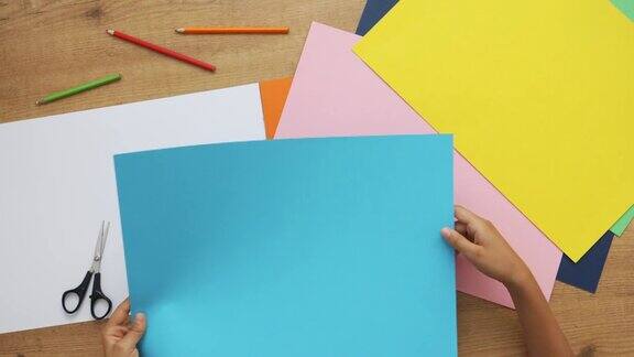 孩子们选择在新学校项目中使用什么颜色的纸学习手工艺儿童艺术自顶向下视图