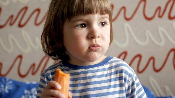 小男孩吃健康的蔬菜胡萝卜
