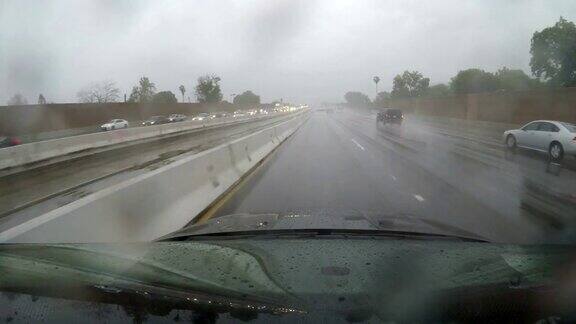 一辆汽车在高速公路上雨中行驶的4k视频