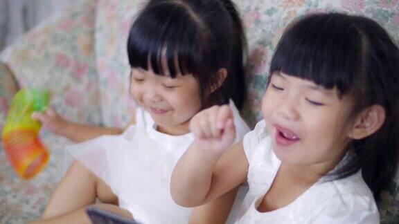 两个小女孩在摸手机