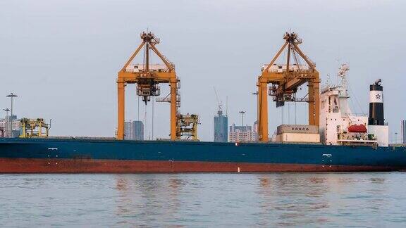 延时:与集装箱船在贸易港口码头工作