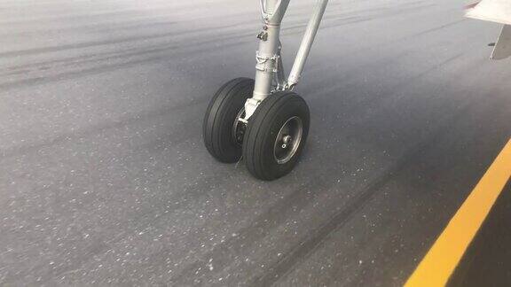 飞机的轮子碰到了跑道