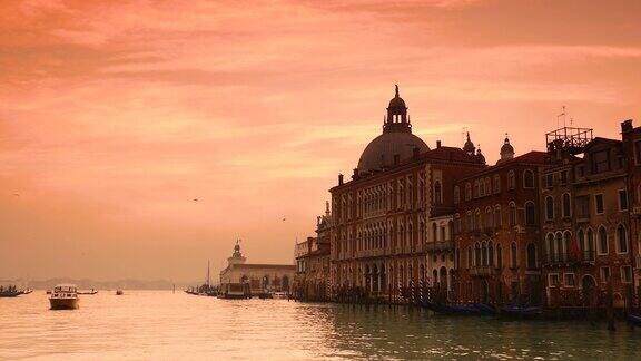 威尼斯的4k大运河碧蓝的水背景是圣玛丽亚德拉敬礼教堂欧洲意大利的威尼斯