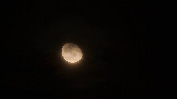 满月伴着小云在夜空中移动