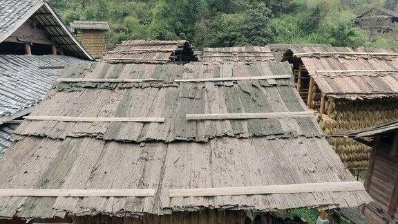 在中国贵州黄冈侗村的棚屋里晒稻谷