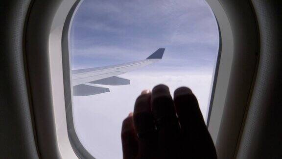 近距离观察:从商用飞机巡航高度的窗口观察