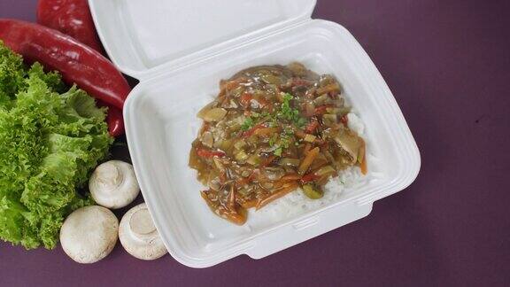 用塑料盒包装外卖食品新鲜的包饭米饭和蔬菜