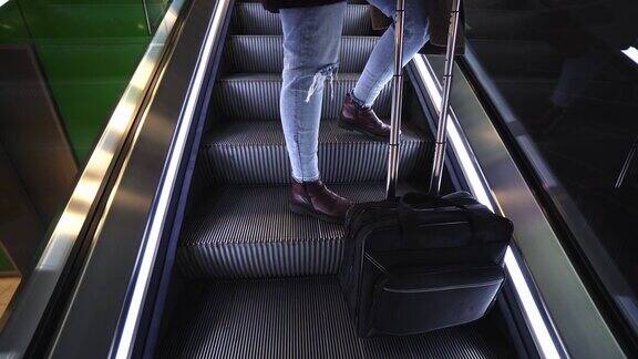 在机场自动扶梯上的女人