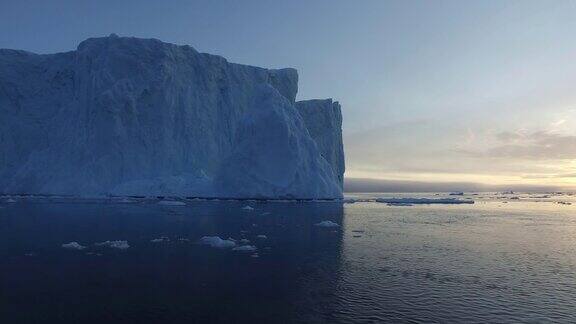 格陵兰岛伊卢利萨特冰湾北冰洋上的日落