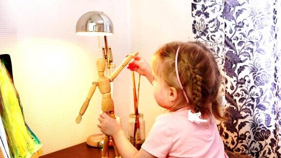 小女孩在玩木娃娃