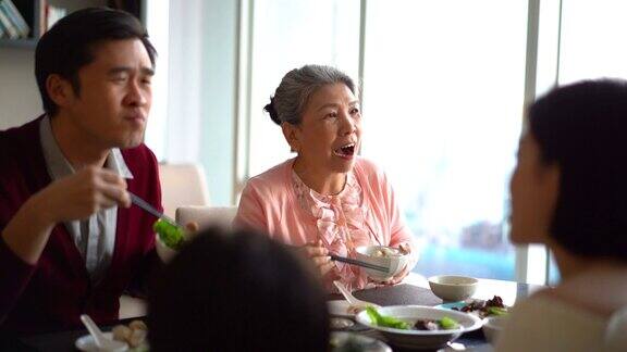 一个亚洲华人家庭在家里吃团圆饭