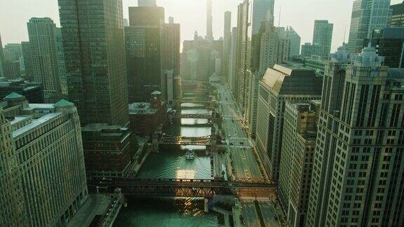 河流流动之间的芝加哥环线和壮丽的一英里在日出-无人机拍摄
