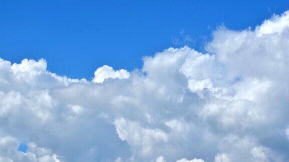 移动的云和蓝天的时间流逝