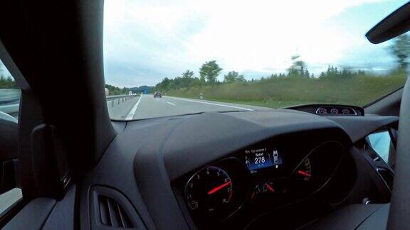 在德国高速公路上开快车那里没有速度限制