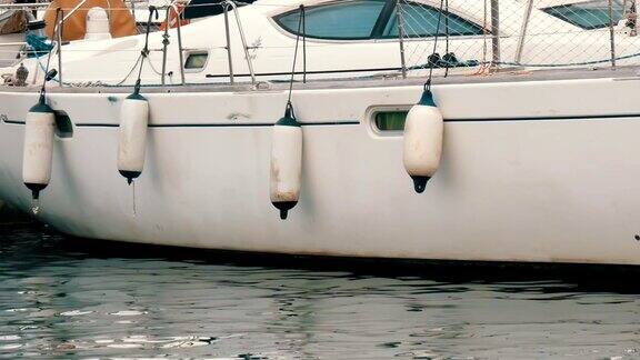 美丽的白色时尚游艇停泊在巴塞罗那的一个港口或海湾