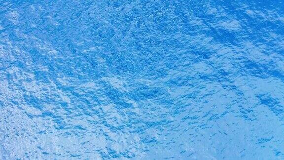 蓝色的海洋和波光粼粼的海水的航拍镜头
