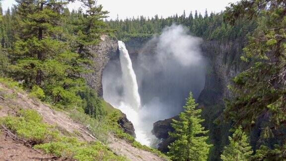 威尔斯·格雷省立公园的大瀑布美景