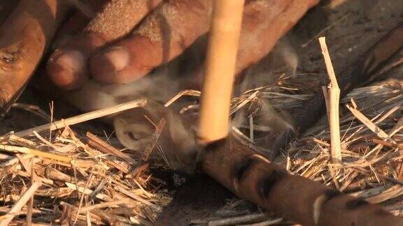 布须曼人用传统的方式生火
