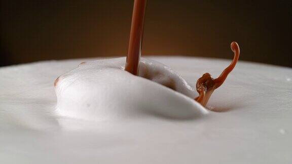 将浓缩咖啡倒入白色泡沫牛奶中制成拿铁