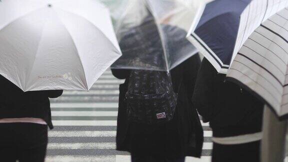 在东京品川市中心的雨天散步的人们