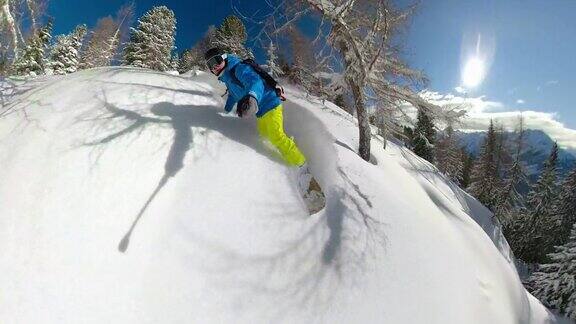 自拍:朱利安阿尔卑斯地区一名年轻的滑雪男子在滑雪道上摔碎了刚滑下来的雪