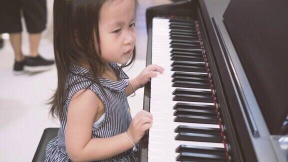 小女孩开始弹钢琴