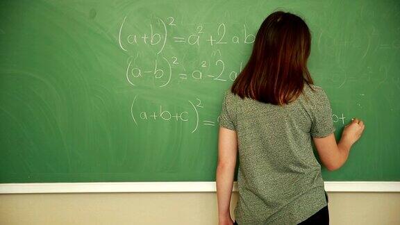 年轻的学生写数学公式