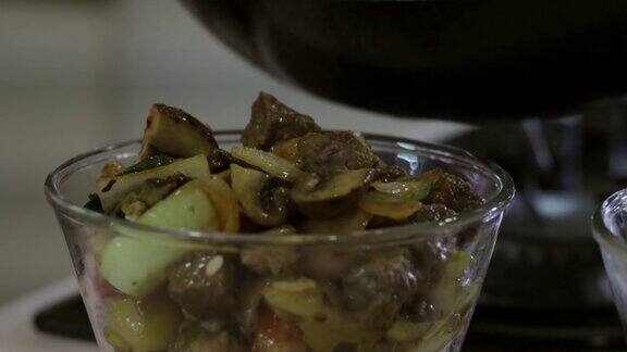 牛肉和鸡肉炒在国内厨房准备食物切剥皮切丁搅拌新鲜的有机白菜辣椒蘑菇洋葱蔬菜和肉类视频系列