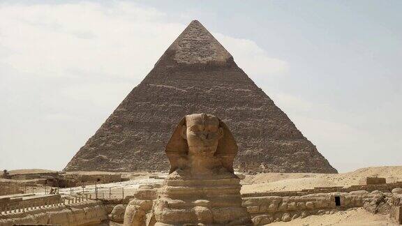 狮身人面像和埃及开罗附近吉萨的哈夫拉金字塔