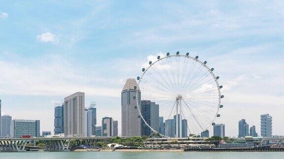 新加坡摩天轮和滨海湾与蓝天时间流逝视频