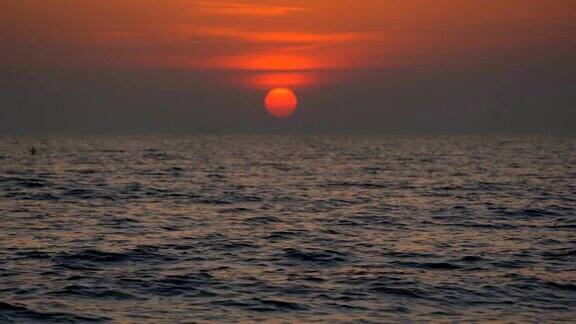 海滩上的日落和黑暗美丽的阳光这片海滩位于泰国南部攀牙府的塔夸帕区安达曼海沿岸