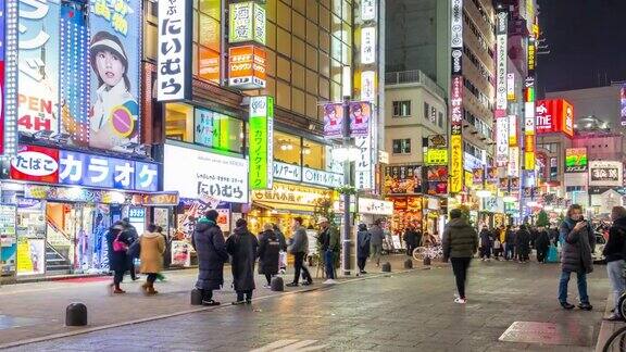 4K时间推移-放大人群行走在夜晚新宿地区-日本东京