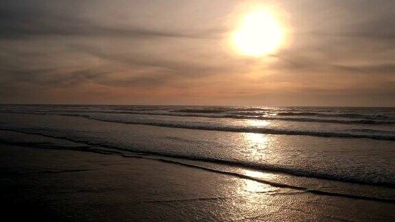 太阳反射的海浪