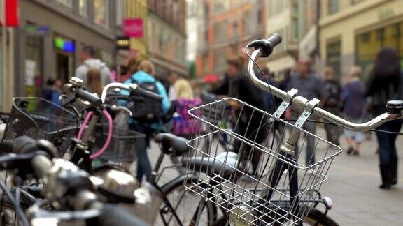 停放着的自行车和拥挤的城市街道