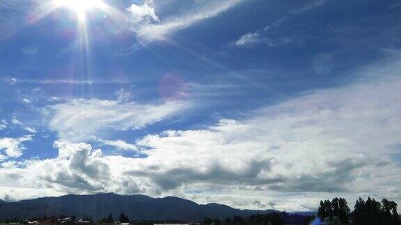 青空　タイムラプス　流れる雲