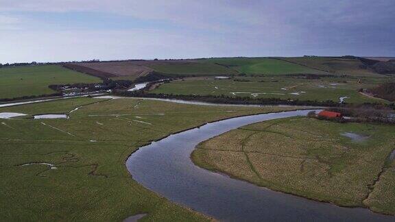 Cuckmere河蜿蜒穿过苏塞克斯东部的农田-无人机拍摄