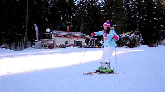 小女孩第一次上滑雪道