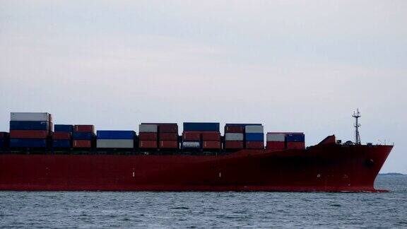 4k集装箱货轮从海运港口出发在远洋进行国际集装箱货轮的进出口业务、物流运输