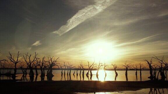 阿根廷布宜诺斯艾利斯省埃普昆湖的日落天空