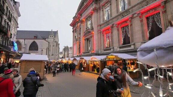 布鲁塞尔的传统圣诞市场人头攒动
