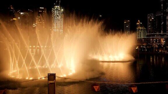 夜晚城市灯光下的跳舞喷泉